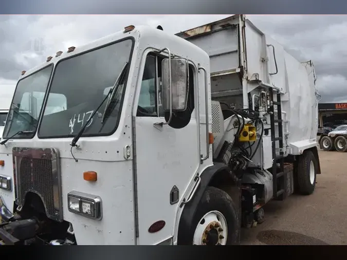 2009 PETERBILT 320