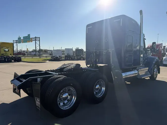 2022 Kenworth W990