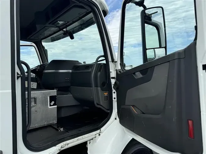 2019 VOLVO VNR300