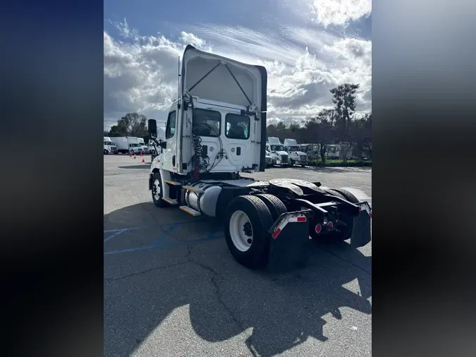 2017 FREIGHTLINER/MERCEDES CASCADIA 113