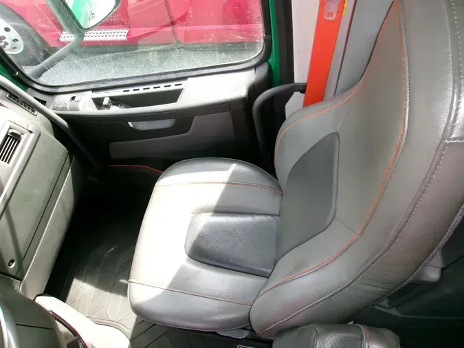 2021 VOLVO VNL64T760