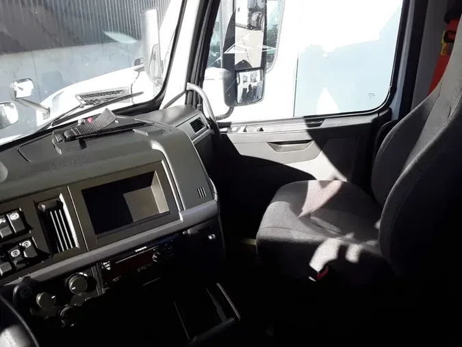 2019 VOLVO VNL64T-300