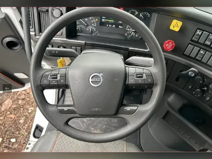 2025 VOLVO VNL64T760