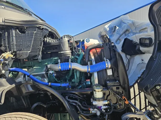 2026 VOLVO VNL64T860