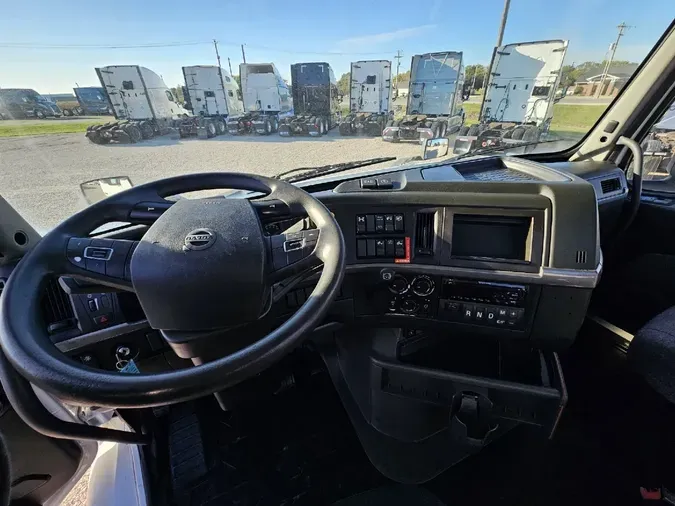 2020 VOLVO VNR64T300