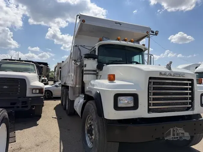 1997 MACK RD688S