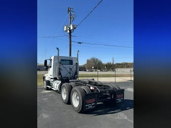 2019 VOLVO VHD64FT300