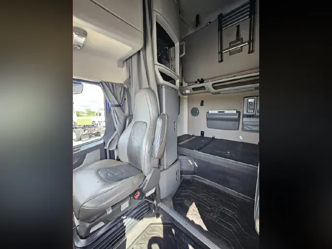 2024 VOLVO VNL64T760