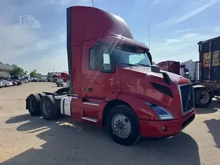 2021 VOLVO VNR64T300