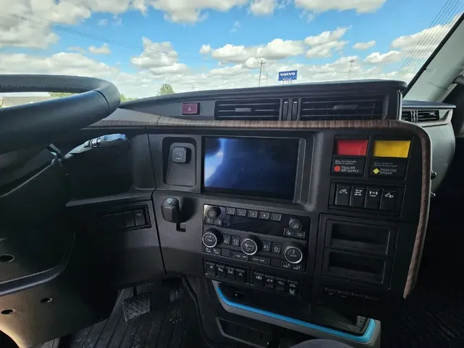 2025 VOLVO VNL64TV04