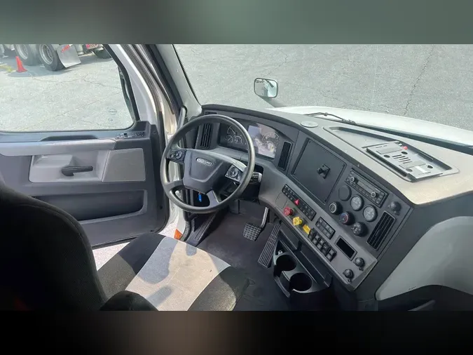 2020 Freightliner Cascadia 126