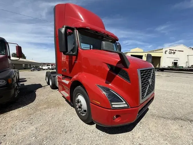 2021 VOLVO VNR64T300