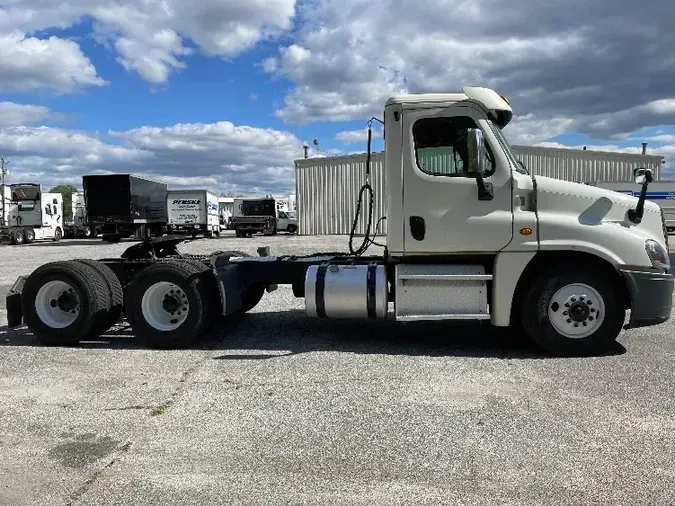 2018 Freightliner X12564ST