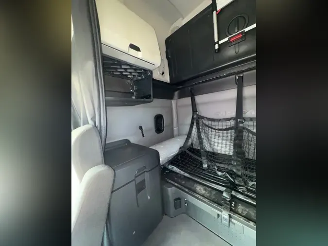 2021 FREIGHTLINER Cascadia 126