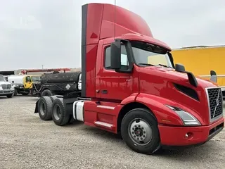 2020 VOLVO VNR64T300