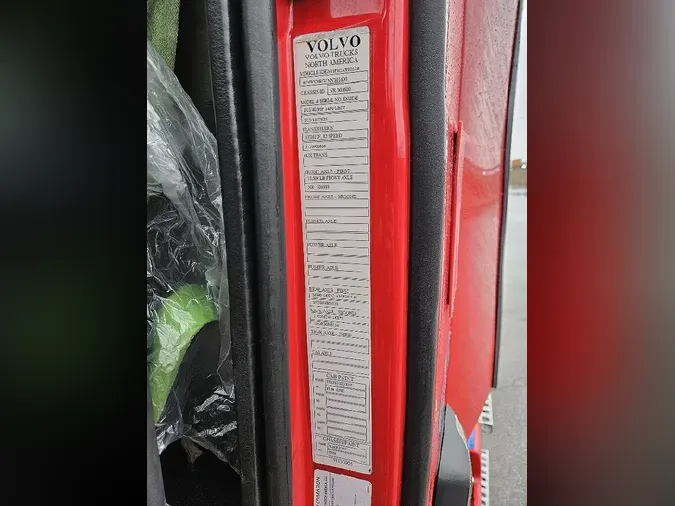 2022 VOLVO VNR64T300