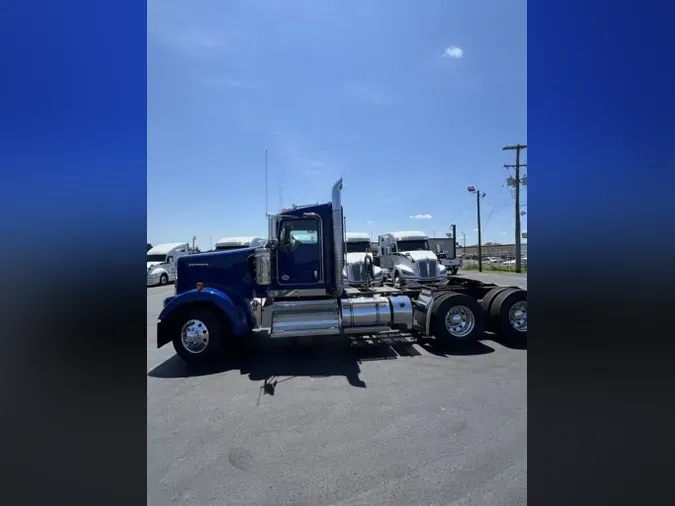 2025 Kenworth W900