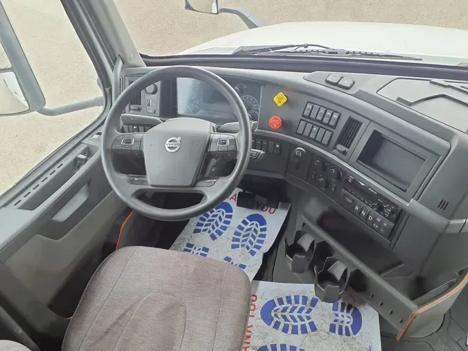 2020 VOLVO VNL64T-300