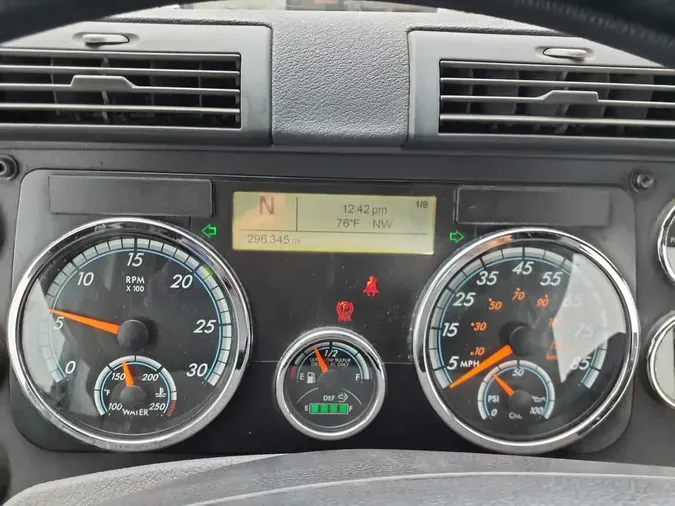 2018 FREIGHTLINER CASCADIA 113" DAYCAB