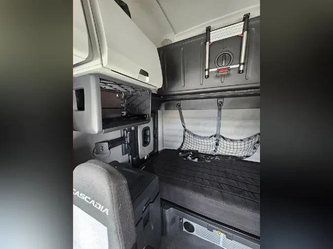 2021 FREIGHTLINER CASCADIA CA126