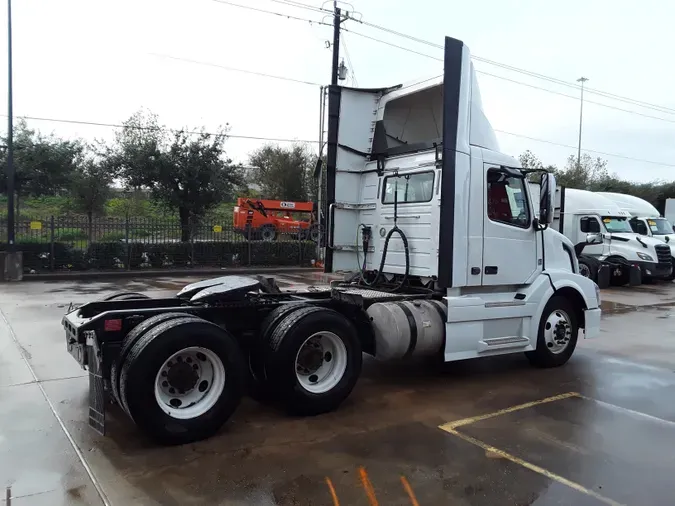 2017 VOLVO VNL64TRACTOR