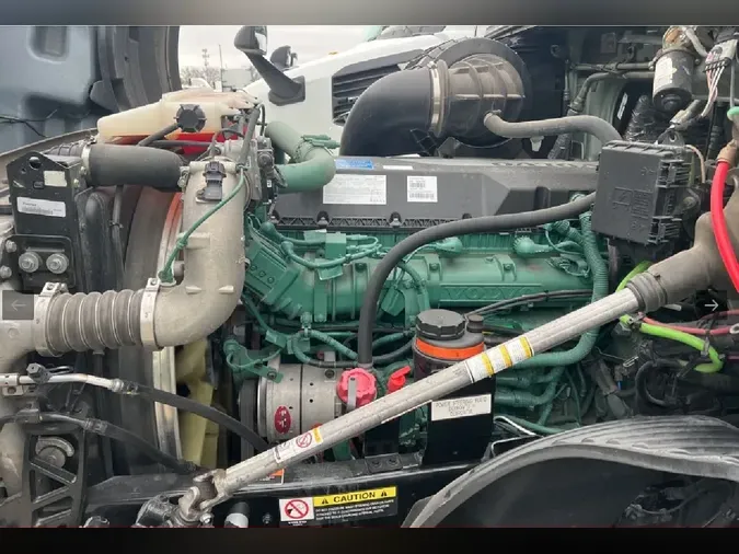 2025 VOLVO VNL64T760