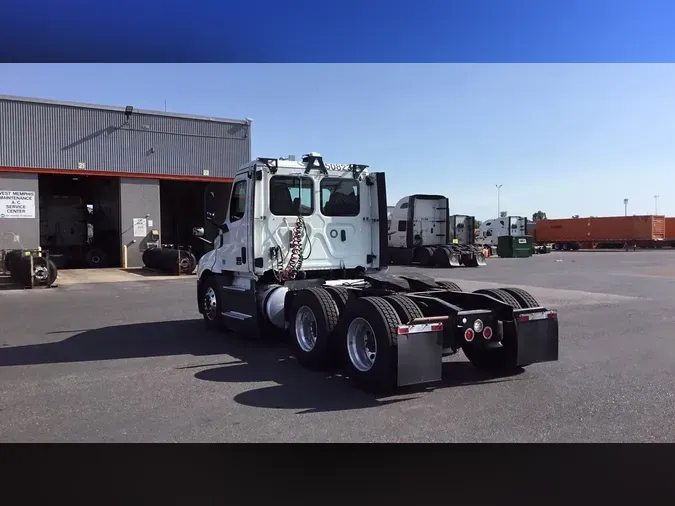 2020 Freightliner Cascadia 126b0bd0357ff10c93b380e24efd690edfe