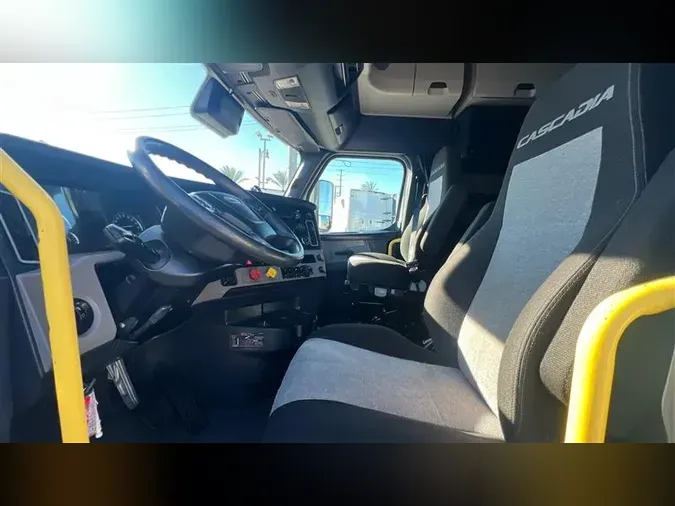 2021 FREIGHTLINER CA126