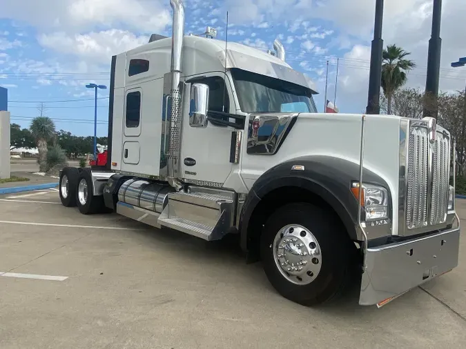 2023 Kenworth W990b0ffe36851e364385bac34e6b8126723