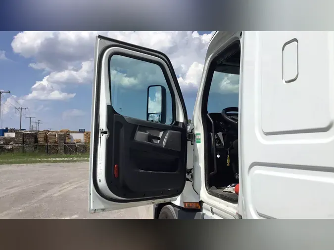 2020 Freightliner Cascadia 126