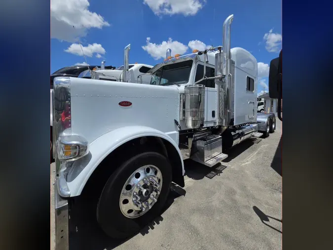 2023 Peterbilt 389