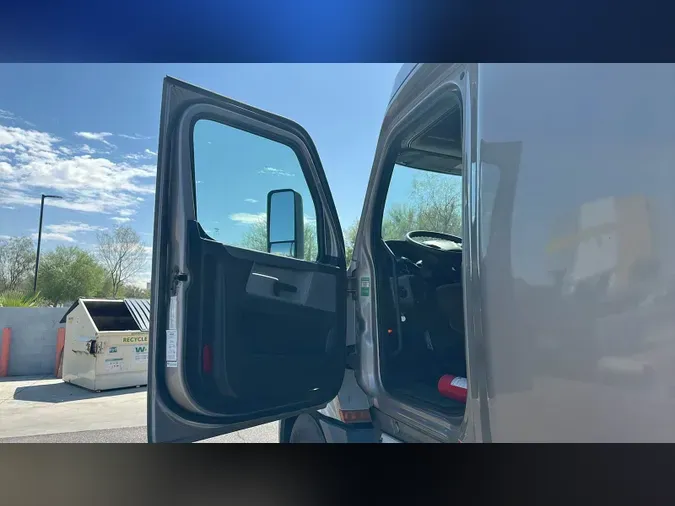 2020 Freightliner Cascadia 126