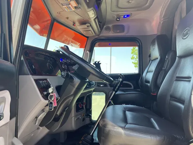 2023 Peterbilt 389