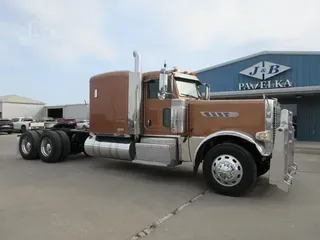 2015 PETERBILT 389