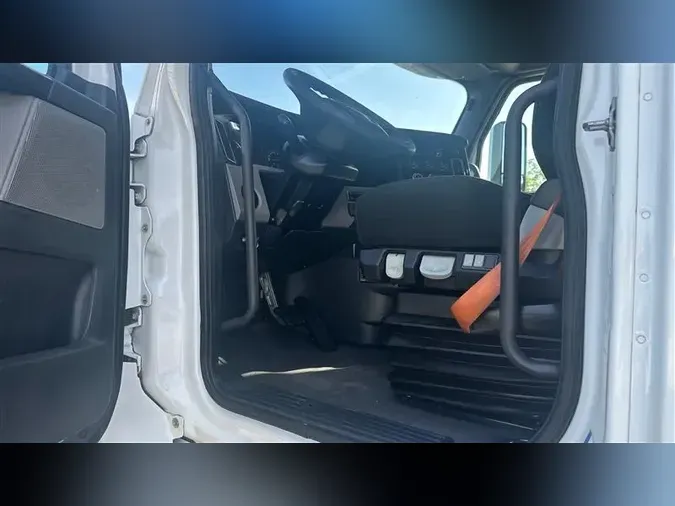2019 FREIGHTLINER CA126