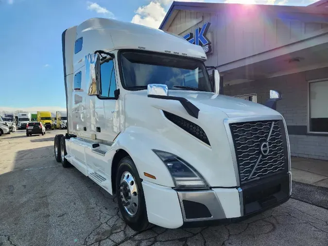 2021 VOLVO VNL760