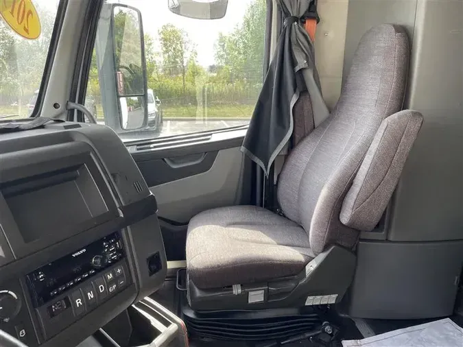 2019 VOLVO VNR640