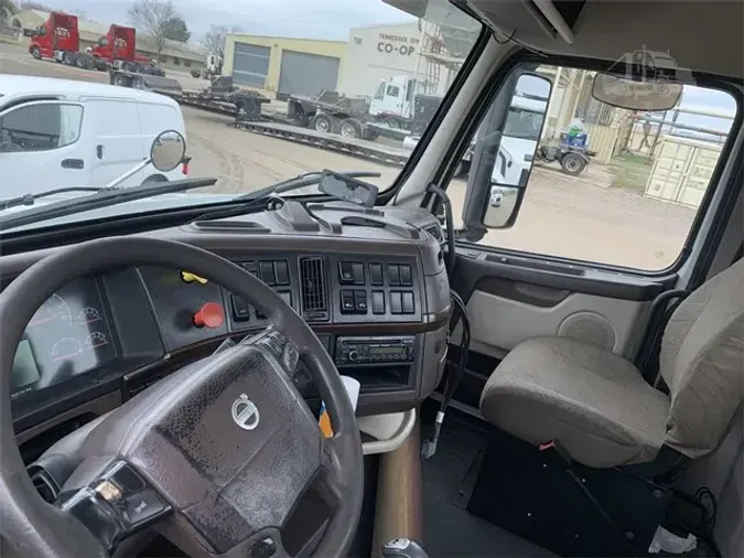 2016 VOLVO VNL64T300