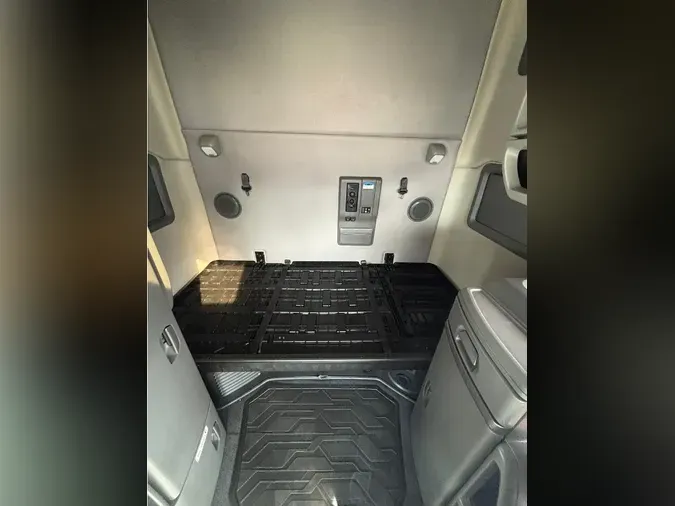 2019 VOLVO VNL64T760
