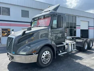 2019 VOLVO VNL64T-300