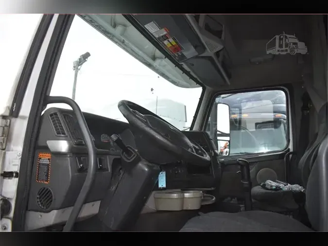 2011 VOLVO VNL64T670