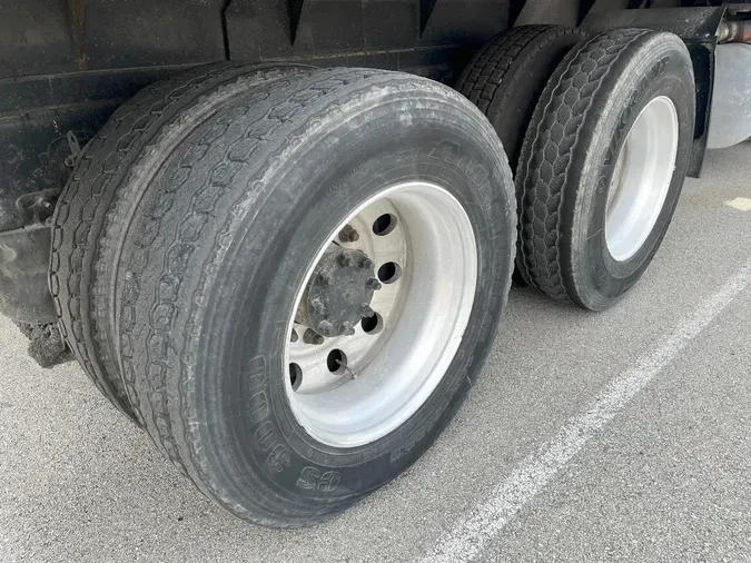 2005 VOLVO VNM