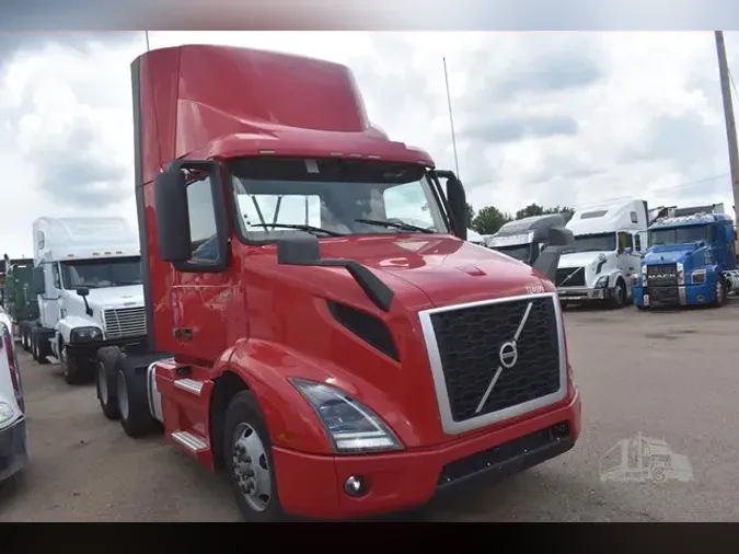 2021 VOLVO VNR64T300