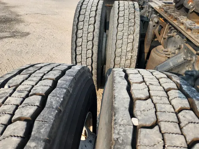 2017 VOLVO VNL64T300