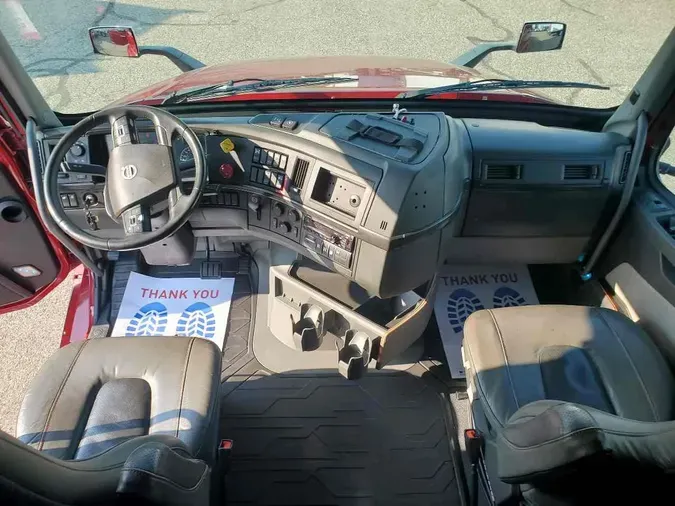2020 VOLVO VNL64T860