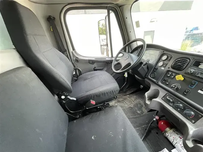 2016 FREIGHTLINER M2-106