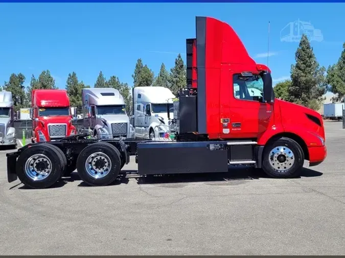 2025 VOLVO VNR64T300