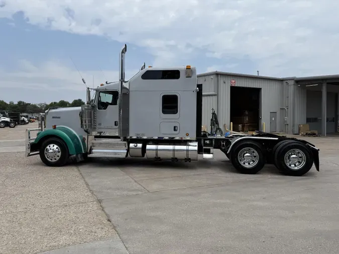 2020 Kenworth W900