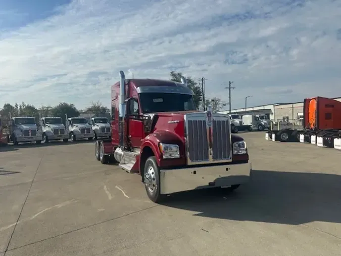 2025 Kenworth W990