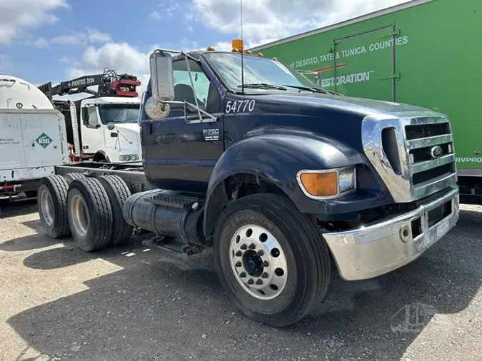 2004 FORD F750 SD